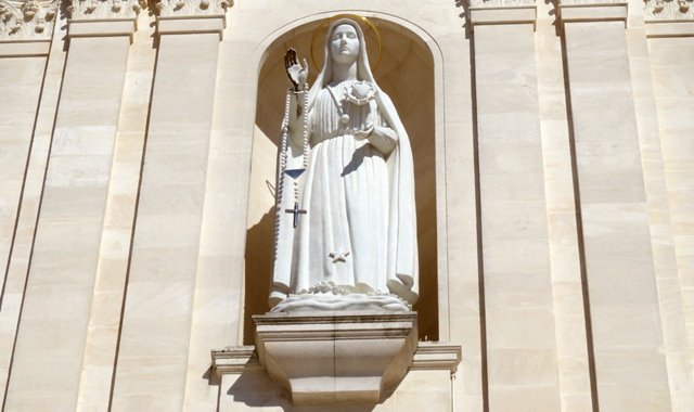 Imagem do Imaculado Coração de Maria na torre da basílica de Nossa Senhora do Rosário - Fátima, Portugal - Foto Viagens de Fé