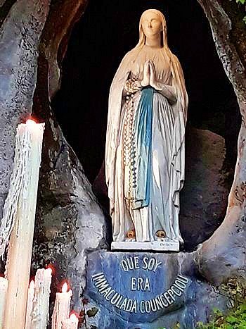 Imagem de Nossa Senhora de Lourdes, na Gruta das Aparições do Santuário de Lourdes