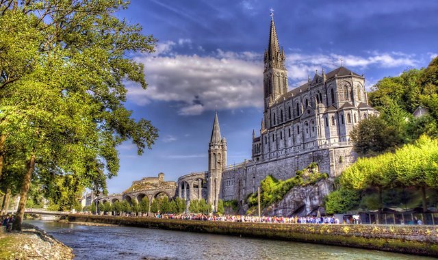 Gruta das Aparições e Basílicas de Nossa Senhora do Rosário e da Imaculada Conceição, no Santuário de Lourdes, vistas da margem do rio Gave de Pau - foto Tomas Llorente - Flickr