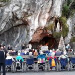 Peregrinos participam de Missa na Gruta das Aparições, no Santuário de Lourdes, na França - foto Viagens de Fé