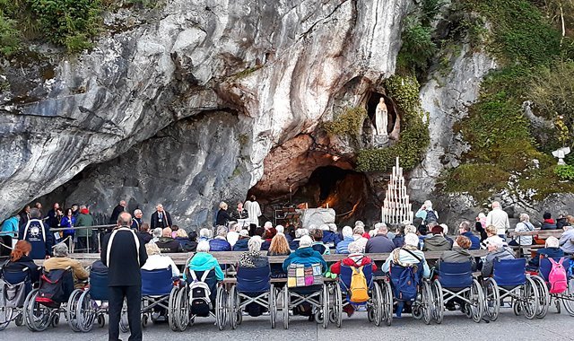 Peregrinos participam de Missa na Gruta das Aparições, no Santuário de Lourdes, na França - foto Viagens de Fé