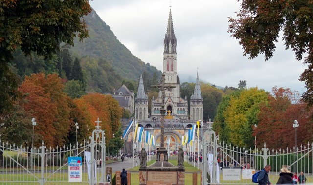 Vista frontal da entrada do Santuário de Lourdes pelo Portão de Saint-Michel (São Miguel Arcanjo) - foto Viagens de Fé