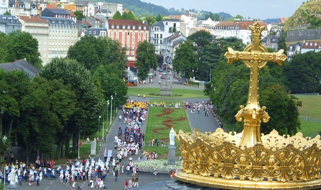 Santuário de Lourdes, na França - Procissão eucarística vista do topo da cúpula da Basílica do Rosário - foto Kweizw - Wikimedia