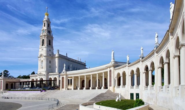 Colunata e Basílica de Nossa Senhora do Rosário - Santuário de Fátima, Portugal