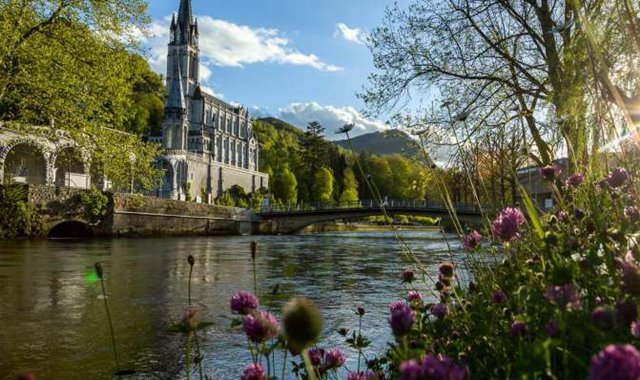 Basílicas de Nossa Senhora do Rosário e da Imaculada Conceição, no Santuário de Lourdes, vistas da margem do rio Gave de Pau - foto Pierre Vincent - Villes Sancuaires