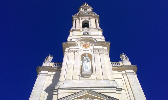 Parte superior da torre da basílica de Nossa Senhora do Rosário, no Santuário de Fátima - foto Viagens de Fé