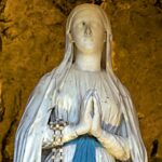 Imagem de Nossa Senhora de Lourdes, na Gruta das Aparições, no Santuário de Lourdes - Foto Pierre Vincent
