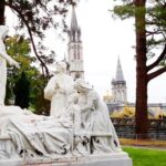 Monumento aos enfermos, junto ao Santuário de Lourdes, na França - Foto Viagens de Fé