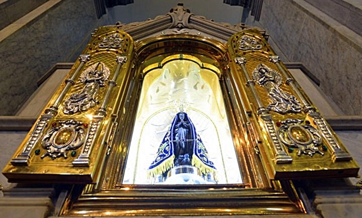 Imagem de Nossa Senhora Aparecida exposta no altar da Basílica Velha, em Aparecida, SP - foto Thiago Leon - divulgação