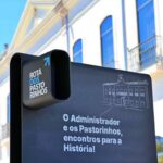 Painel da Rota dos Pastorinhos junto à Casa do Administrador, em Ourém, Portugal
