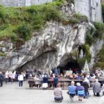 Gruta das Aparições (gruta de Massabielle), no Santuário de Lourdes, na França - foto Viagens de Fé