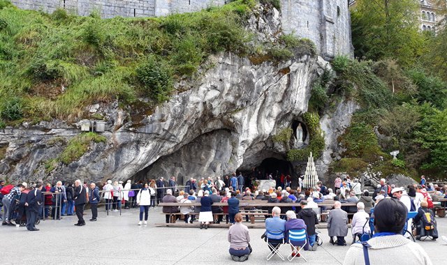 Gruta das Aparições (gruta de Massabielle), no Santuário de Lourdes, na França - foto Viagens de Fé