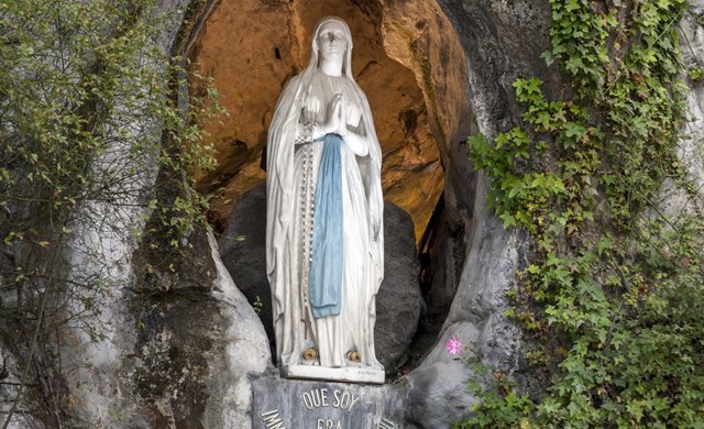 Imagem de Nossa Senhora de Lourdes, na Gruta das Aparições, em Lourdes - Foto Pierre Vincent