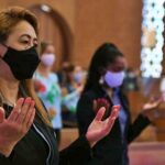 Fiéis participam de missa respeitando distanciamento social - Santuário Nacional de Aparecida - Thiago Leon