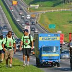 Romeiros caminham pela Via Dutra até Aparecida - foto CCRNovaDutra
