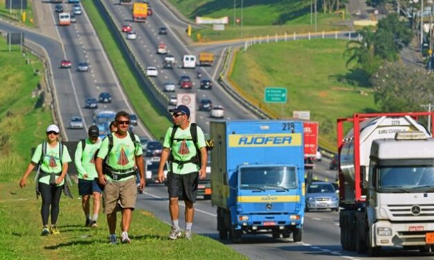 Via Dutra tem nova campanha sobre romeiros caminhando para Aparecida