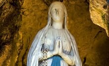 Detalhe da imagem original de Nossa Senhora de Lourdes, na Gruta das Aparições, em Lourdes - Pierre Vincent