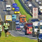Romeiros caminham para Aparecida pelo acostamento da Via Dutra - divulgação