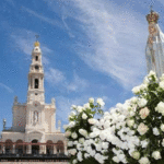 Imagem de Nossa Senhora de Fatima na procissão noturna no Santuário de Fátima - foto Centro de Portugal