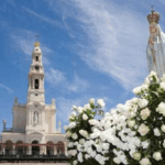 Imagem de Nossa Senhora de Fatima na procissão noturna no Santuário de Fátima - foto Centro de Portugal