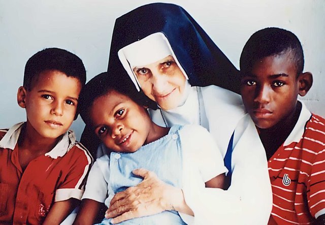 Santa Dulce dos Pobres, Irmã Dulce, com crianças