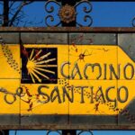 Placa antiga indicando o Caminho de Santiago - SpainInfo