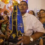 Devoto segura imagem de Nossa Senhora Aparecida em missa no Santuário Nacional, em Aparecida - governo de São Paulo