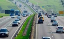 Veículos na Via Dutra, (BR-116), que liga São Paulo e Rio de Janeiro a Aparecida - CCR NovaDutra