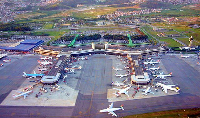 Terminais 1 e 2 do aeroporto de Guarulhos. muito usado por quem vai a destinos de turismo religioso como Aparecida e Canção Nova