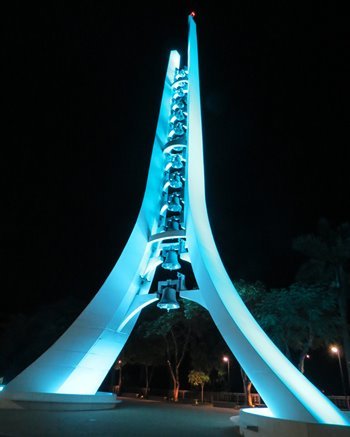 Vista noturna do campanário do Santuário Nacional de Aparecida - foto Viagens de Fé