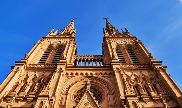 Detalhe da fachada da Catedral de Lujan, na Argentina