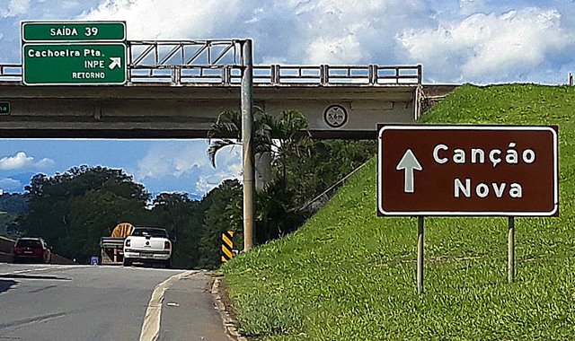 Placa sinaliza o acesso para a Canção Nova no sentido São Paulo-Rio da Via Dutra - foto Viagens de Fé