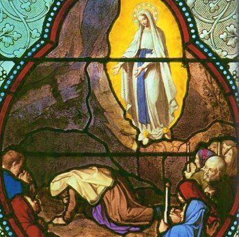 Nossa Senhora diz a Bernadette para beber água da fonte de Lourdes - detalhe de vitral no Santuário de Lourdes