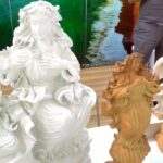 Imagens sacras em estilo barroco do artista Wandecok Cavalcanti no stand de São Paulo na WTM-LA