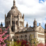 Basílica de Santa Teresinha do Menino Jesus, em Lisieux, na França - patrick w - fotolia