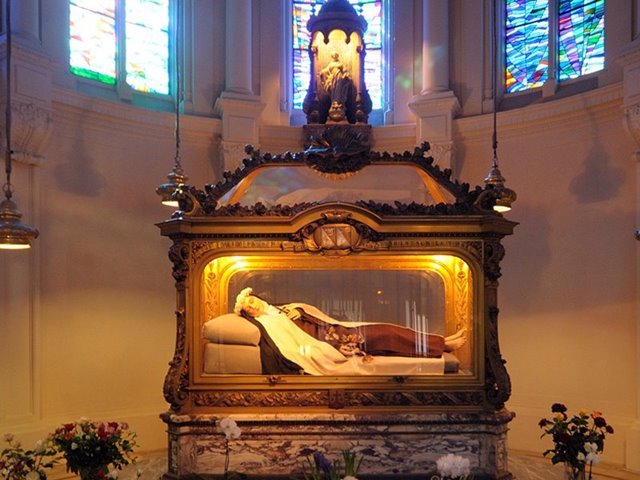 Corpo incorrupto de Santa Terezinha do Menino Jesus, em Lisieux, destino de turismo religioso na França - divulgação