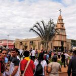 Peregrinos da Rota da Fé chegam à igreja de Nossa Senhora Mãe de Deus, em Juranda - Rota da Fé