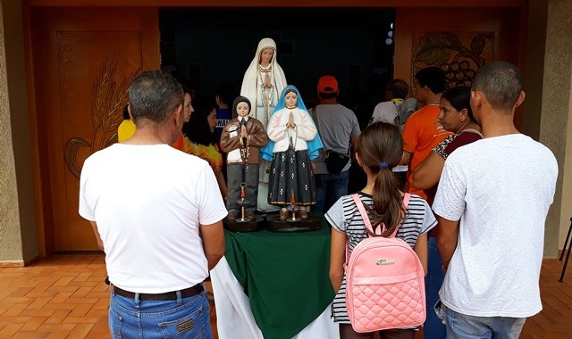 Imagens de Nossa Senhora de Fátima, Santa Jacinta e São Francisco Marto, na entrada da igreja de Juranda - Viagens de Fé