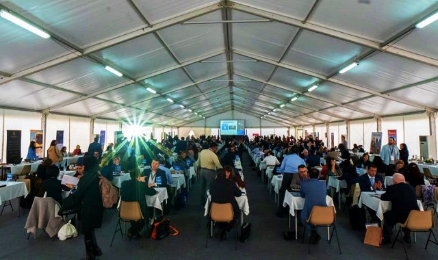 Compradores convidados e fornecedores negociam durante na abertura dos VII Workshops Internacionais de Turismo Religioso, em Fátima, Portugal