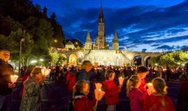 Família participa da procissão de velas no Santuário de Lourdes, na França - foto Pierre Vicent - OT Lourdes