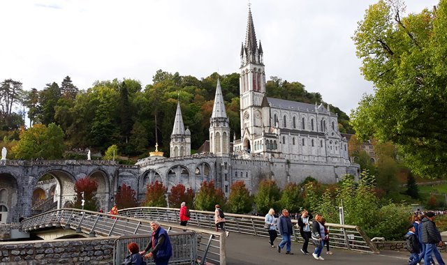 Basílicas de Nossa Senhora do Rosário e da Imaculada Conceição, no Santuário de Lourdes, na França - foto Viagens de Fé