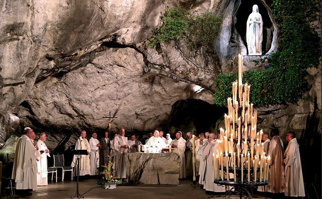 Missa noturna na Gruta das Aparições do Santuário de Lourdes
