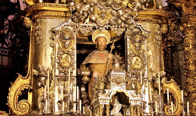 imagem do apóstolo são tiago maior no altar da catedral de santiago de compostela