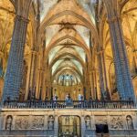 interior da catedral de santa cruz e santa eulalia em barcelona espanha