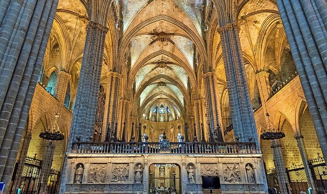 interior da catedral de santa cruz e santa eulalia em barcelona espanha
