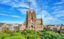 Fachada da Basílica da Sagrada Família em Barcelona - Espanha