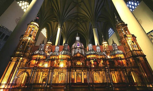 Reprodução da Basílica do Pilar - Procissão do Rosário de Cristal em Zaragoza, Espanha