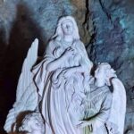 Estátua de Santa Maria Madalena na gruta onde ela teria vivido, na França