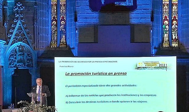 Jornalista Francisco Rivero apresenta palestra durante o Congresso Internacional de Turismo Religioso e Sustentável, em Pamplona, Espanha