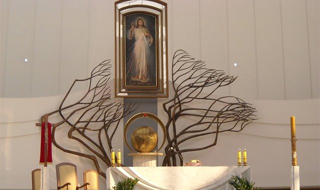 Detalhe do altar do Santuário da Divina Misericórdia, em Cracóvia, Polônia, destino de turismo religioso